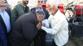 بوسه‌های خاضعانه نیکبخت بر دستان کشاورز گندمکار جنوبی+تصویر

