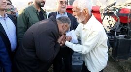 بوسه‌های خاضعانه نیکبخت بر دستان کشاورز گندمکار جنوبی+تصویر

