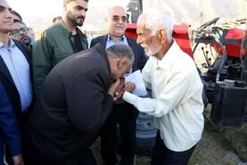 بوسه‌های خاضعانه نیکبخت بر دستان کشاورز گندمکار جنوبی+تصویر

