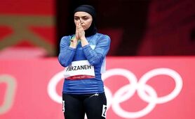 چه کسی نخواست فرزانه به انگلیس برود؟

