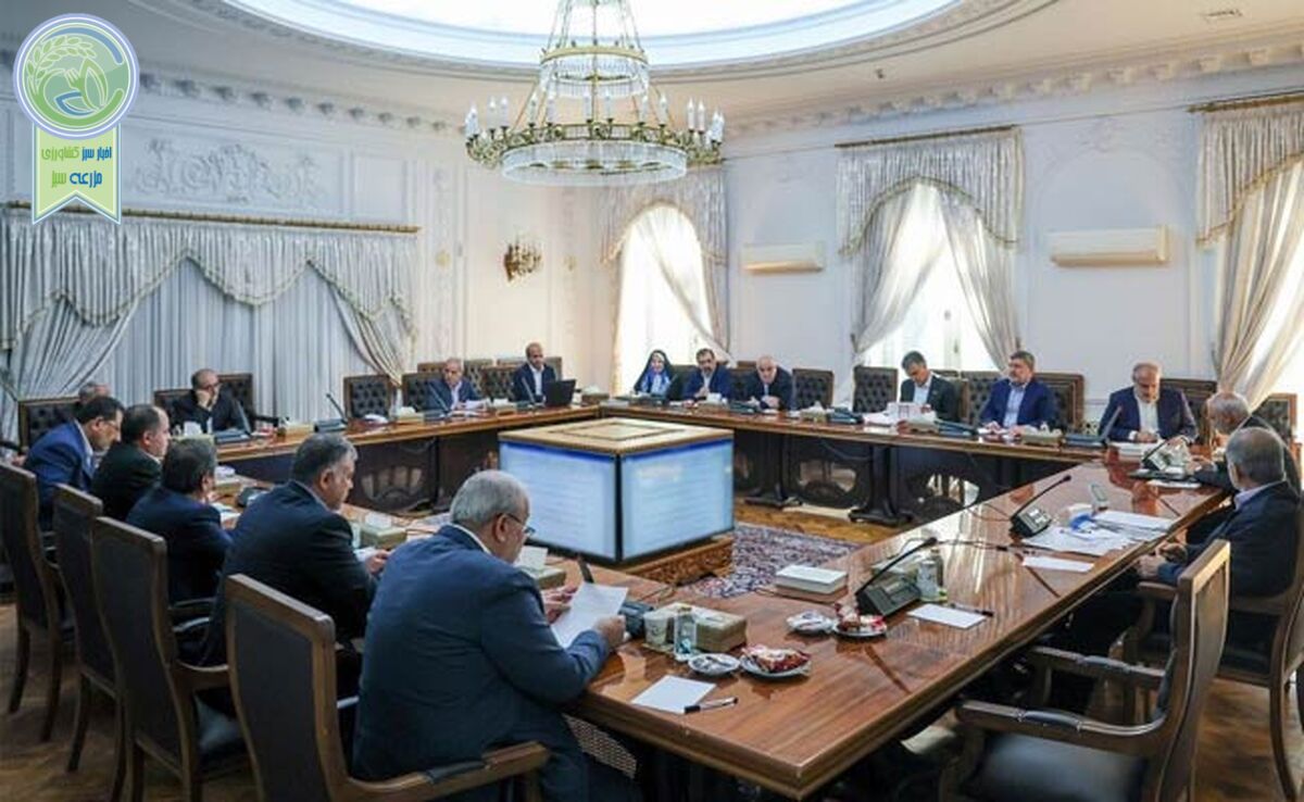 برگزاری جلسات دولت با لامپ خاموش و نور پنجره+ عکس

