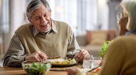راهنمای انتخاب غذای نیمه آماده سالم برای سالمندان