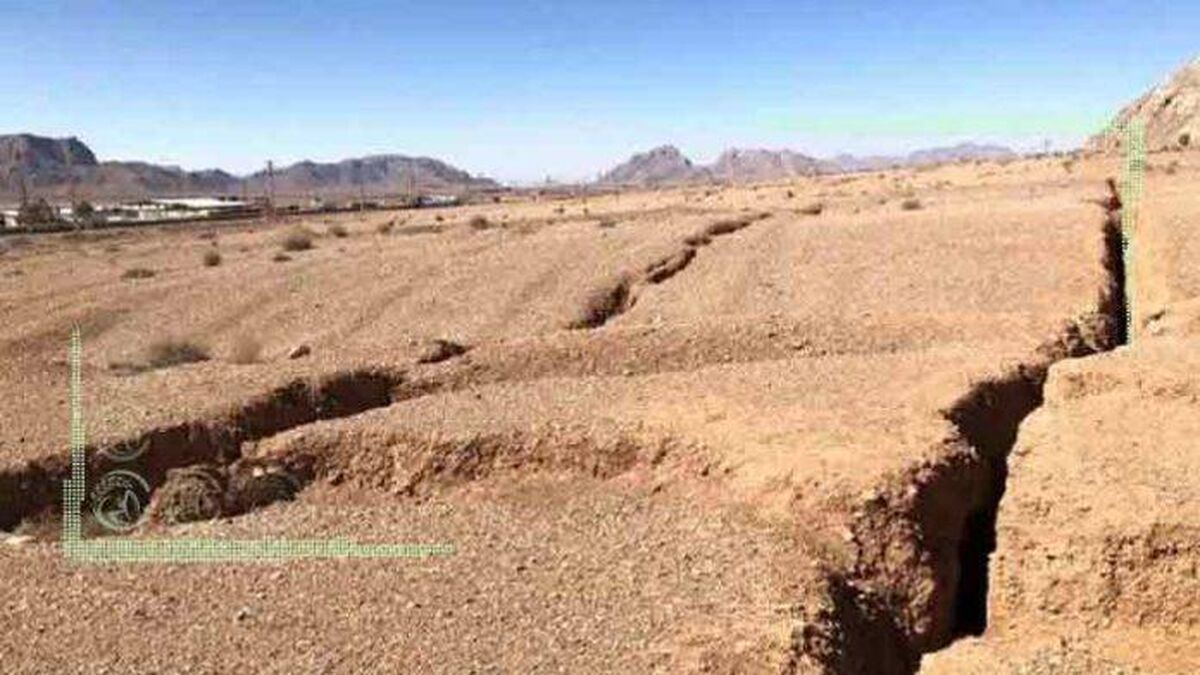 فرونشست در ۱۵۰ متری ورزشگاه نقش جهان