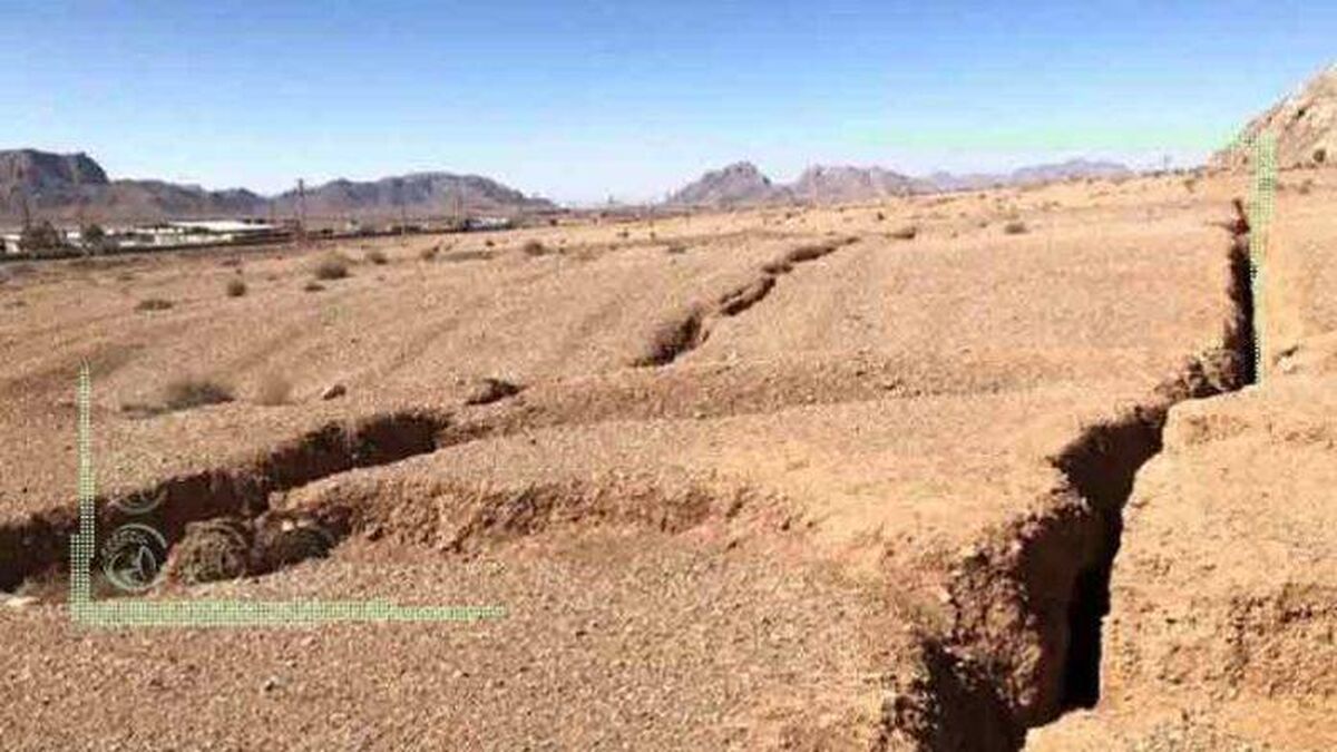 فرونشست در ۱۵۰ متری ورزشگاه نقش جهان