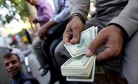 سقوط قیمت دلار به محدوده ۸۰ هزار تومان


