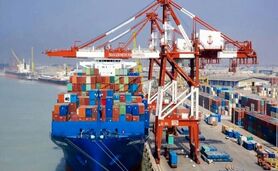 انتقال کالاهای اساسی بندر شهید رجایی به محل امن