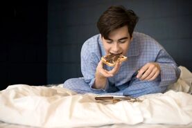 چرا هنگام استرس هوس شیرینی می‌کنیم؟ رابطه مغز و قند